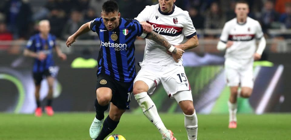 Lautaro Martinez battling for the ball against Bologna