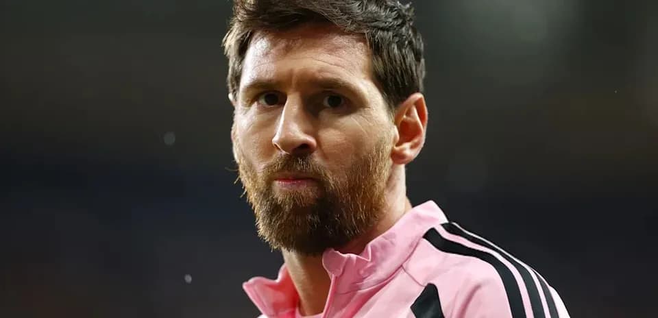 Player in pink jersey preparing for match