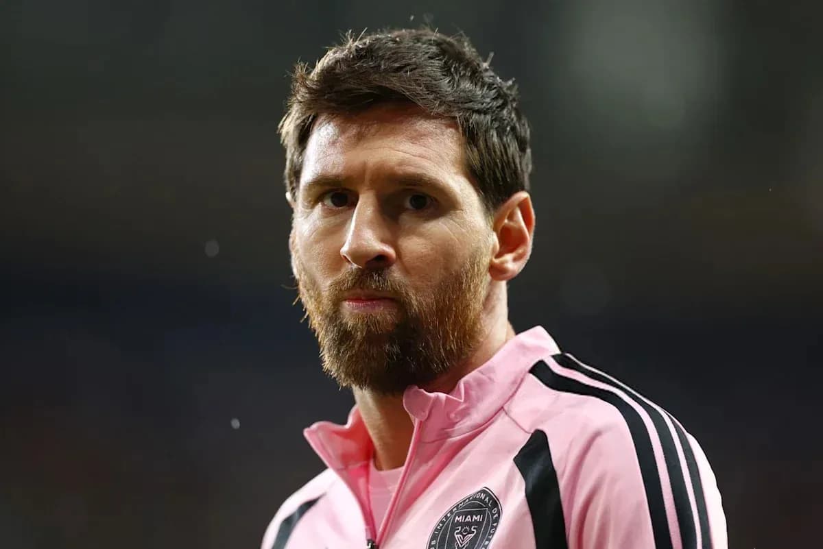 Player in pink jersey preparing for match