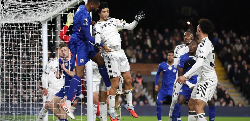 Fulham and Chelsea players contesting a corner