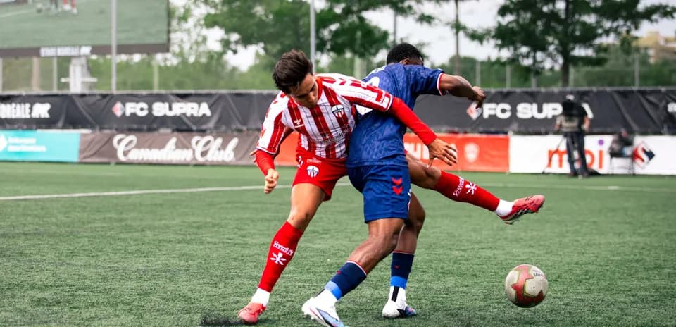 Players from Atlético Ottawa and Supra du Quebec competing
