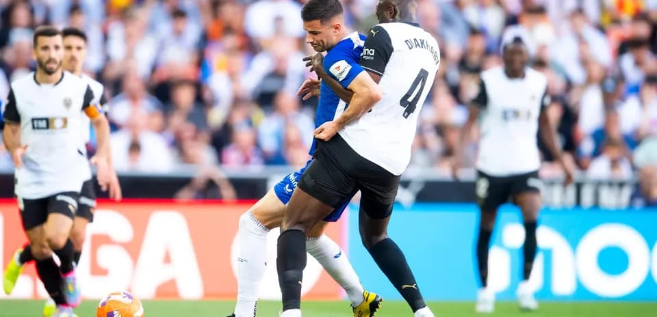 Athletic Club player challenging Valencia defender