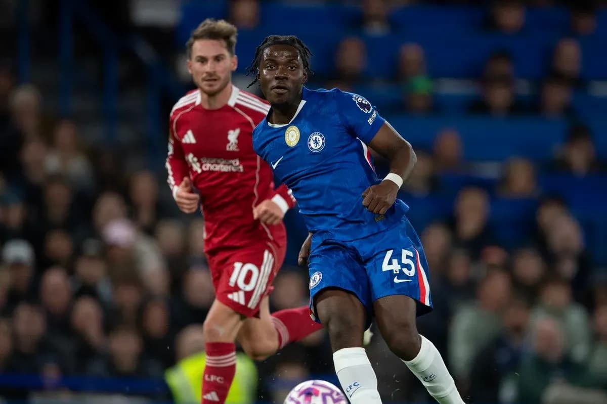 Chelsea player dribbling past Liverpool opponent