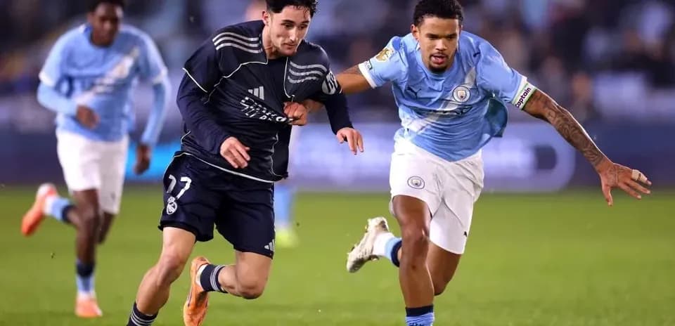 Two players sprinting for the ball during match