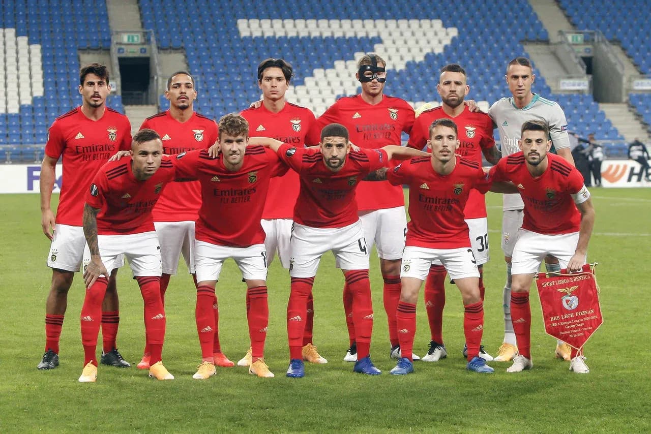 Benfica team photo before Europa League match