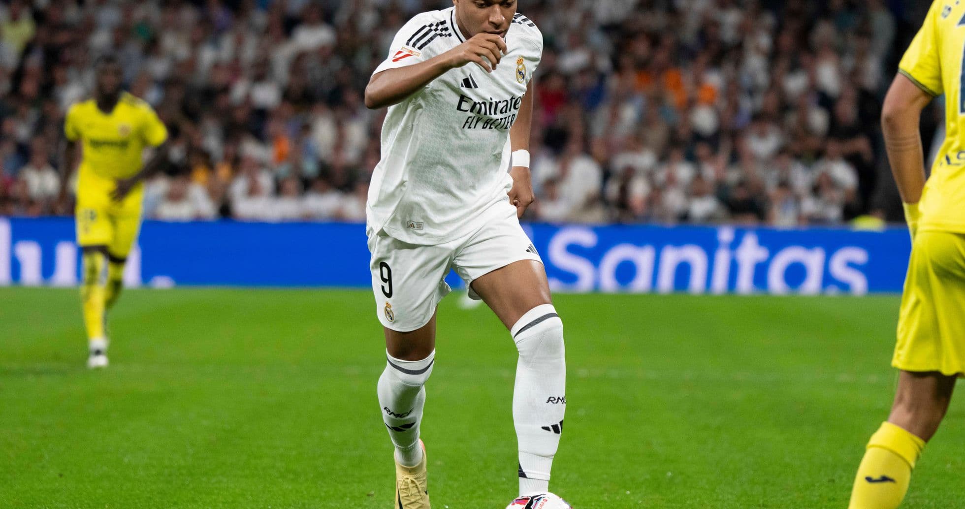 Kylian Mbappé dribbling the ball on the pitch
