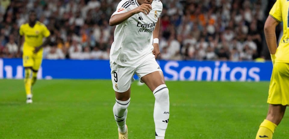 Kylian Mbappé dribbling the ball on the pitch