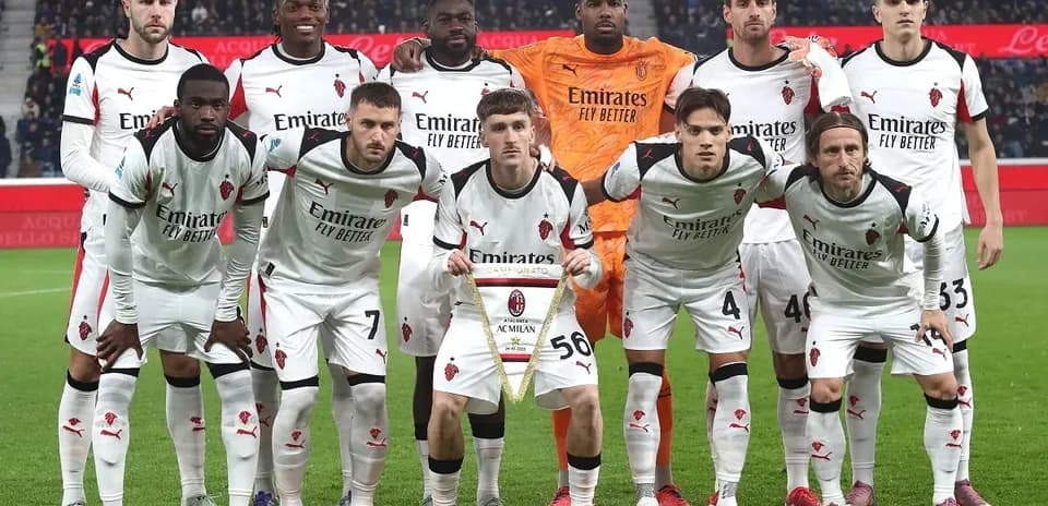 AC Milan team posing before the match