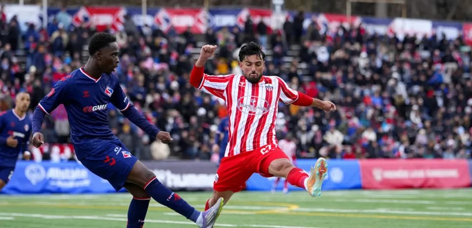 Players contesting the ball during match action