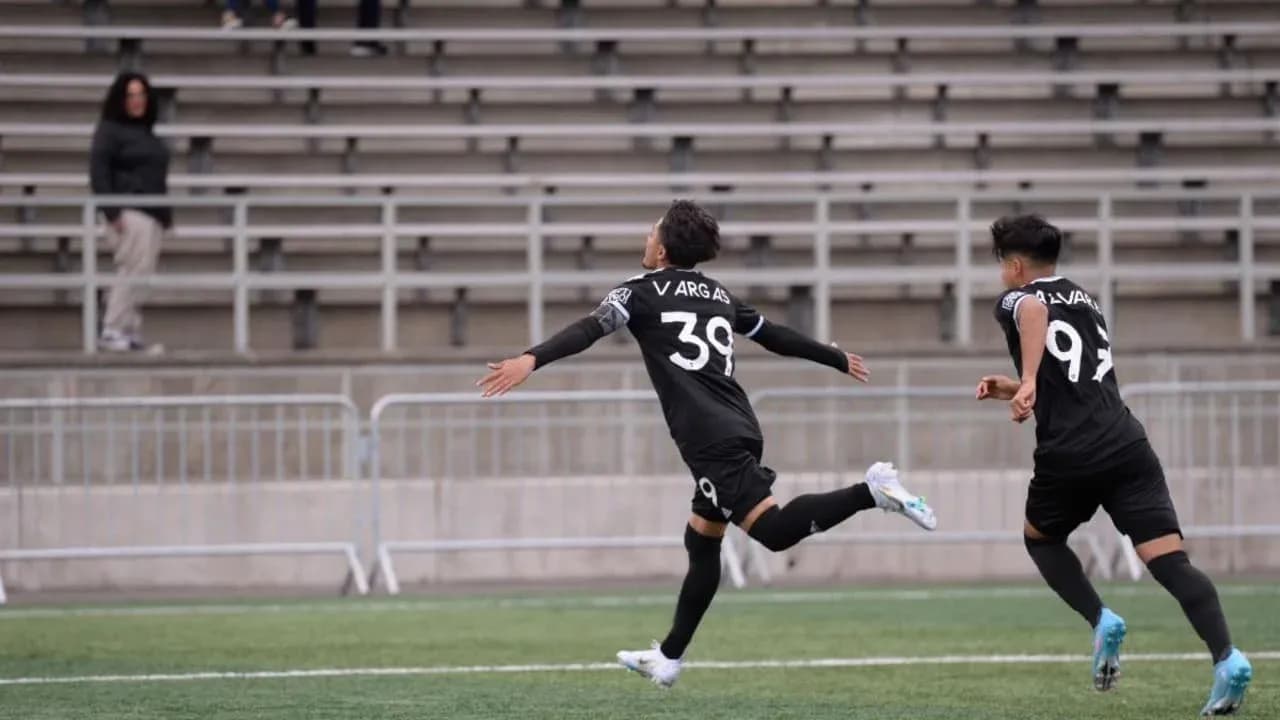 Vargas celebrating a goal during match