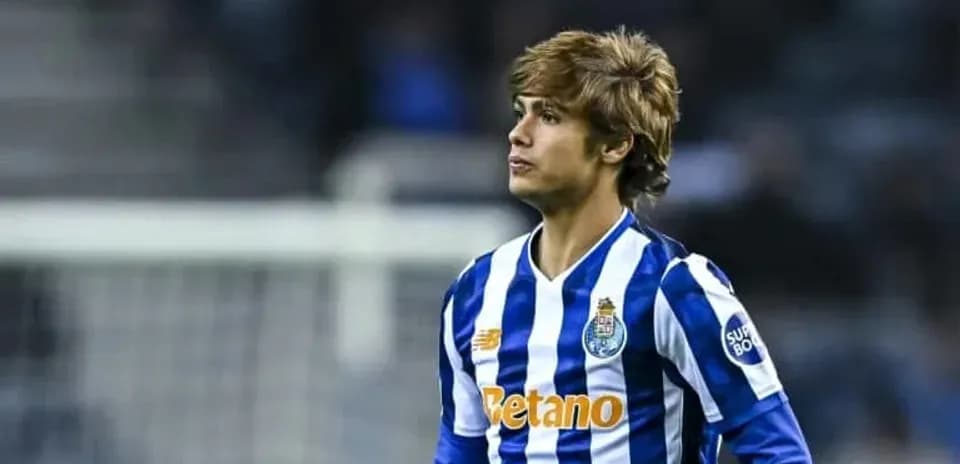 Player wearing FC Porto kit during match