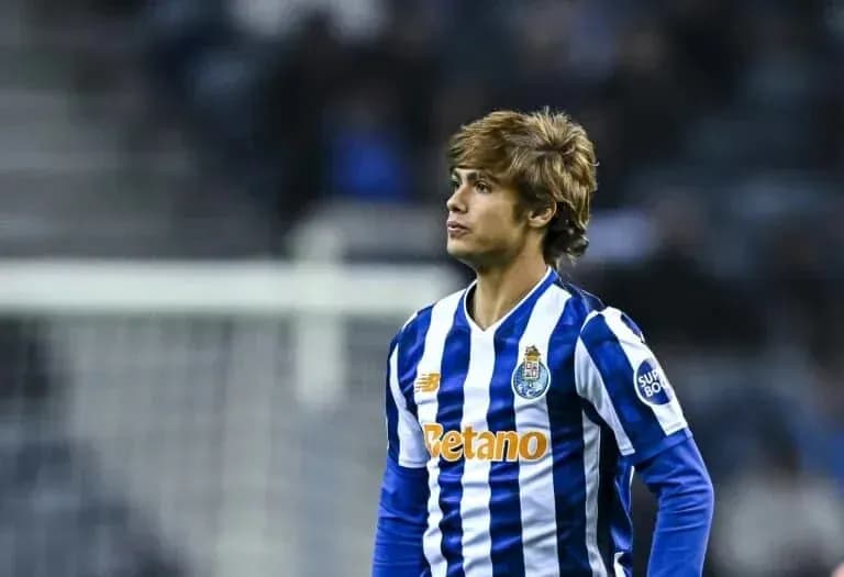 Player wearing FC Porto kit during match