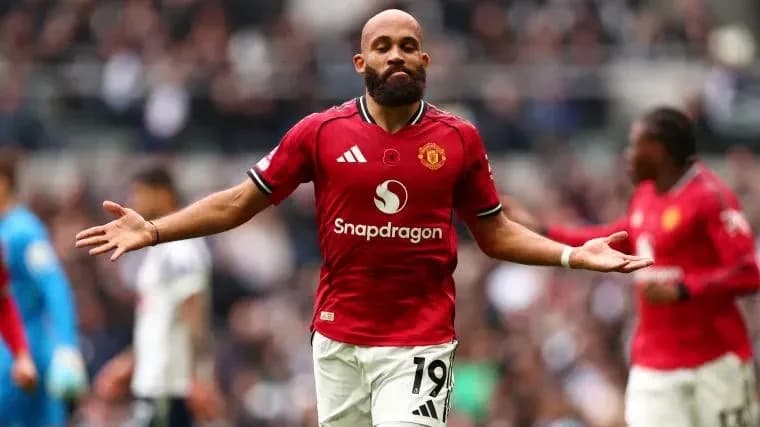 Player gesturing during Manchester United match
