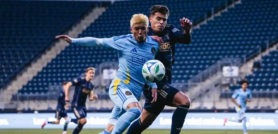 Players competing for the ball during match