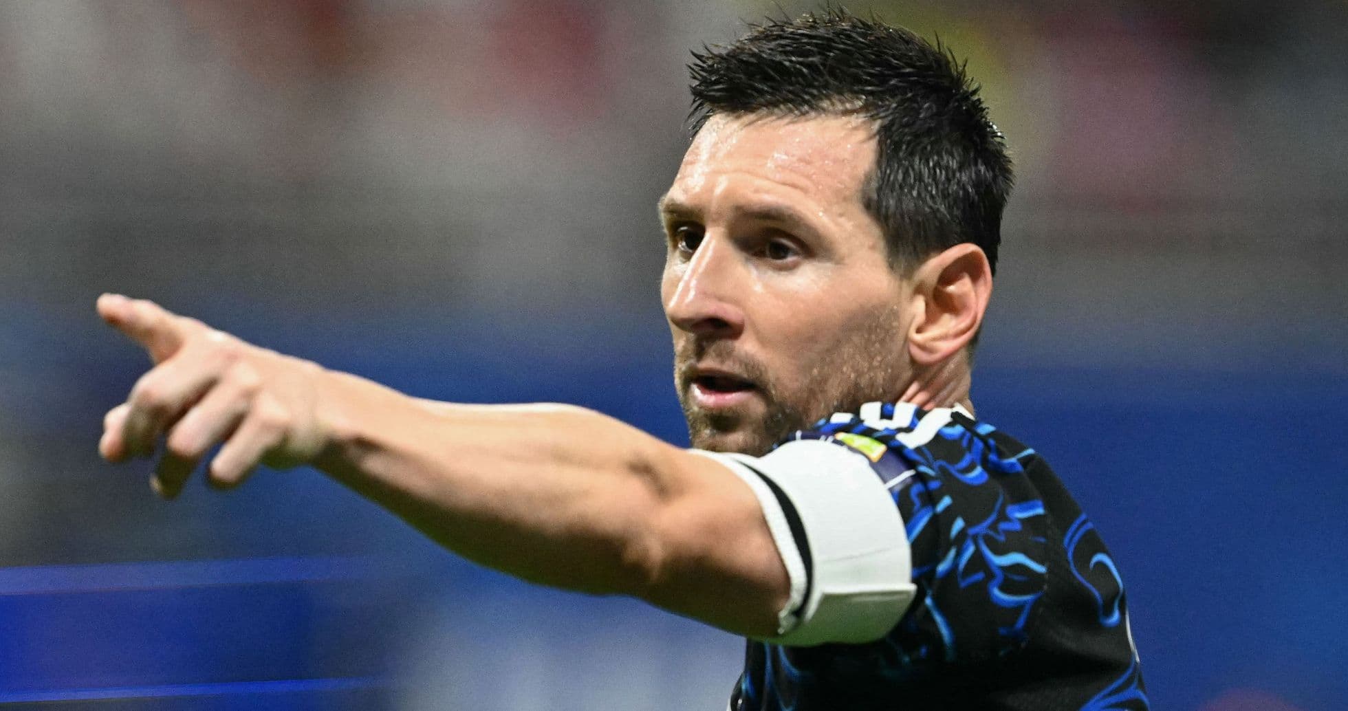 Lionel Messi Examines Jordan Pickford’s Penalty Notes After World Cup Semi-Final Triumph