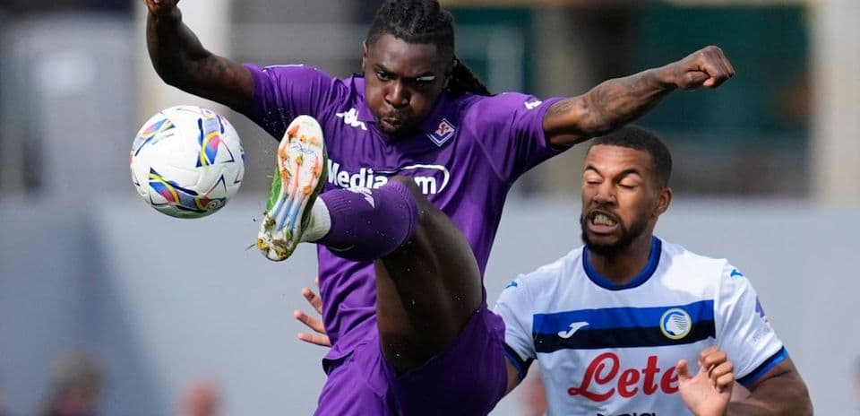 Fiorentina player kicking the ball against Atalanta Fiorentina player kicking the ball against Atalanta