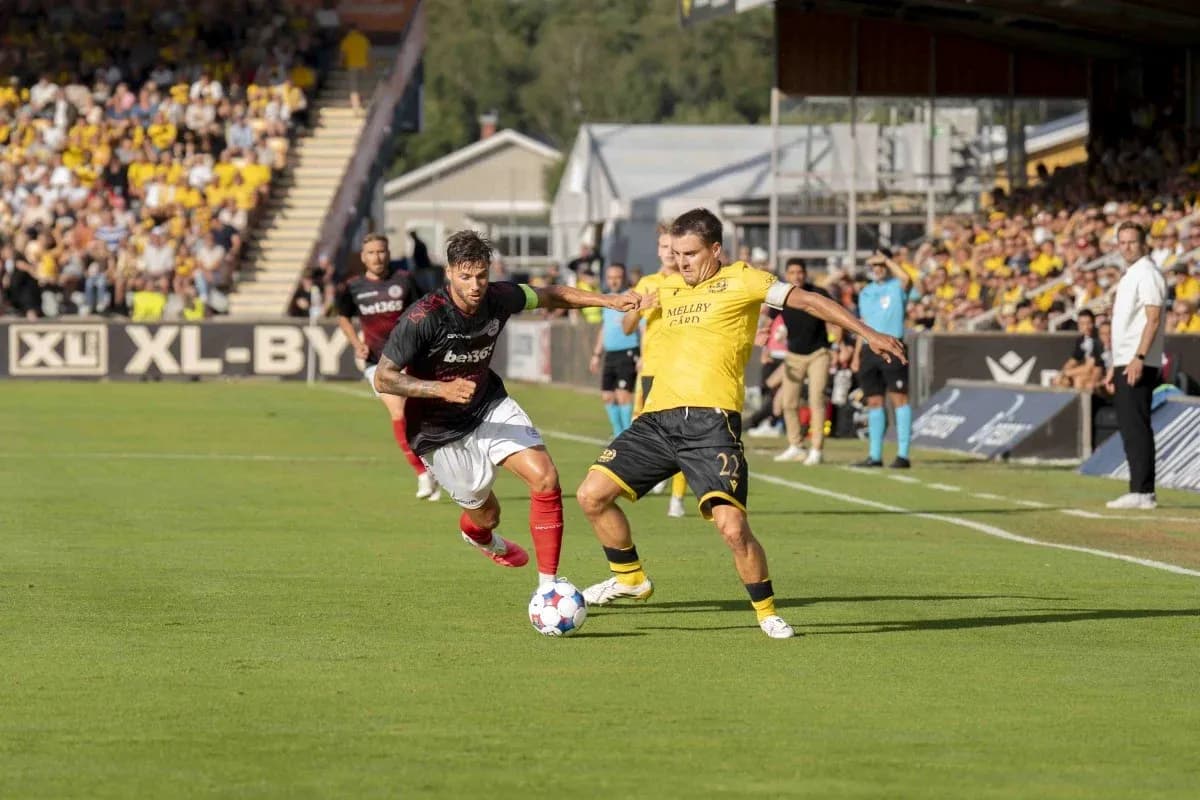 Players competing for the ball during match Players competing for the ball during match