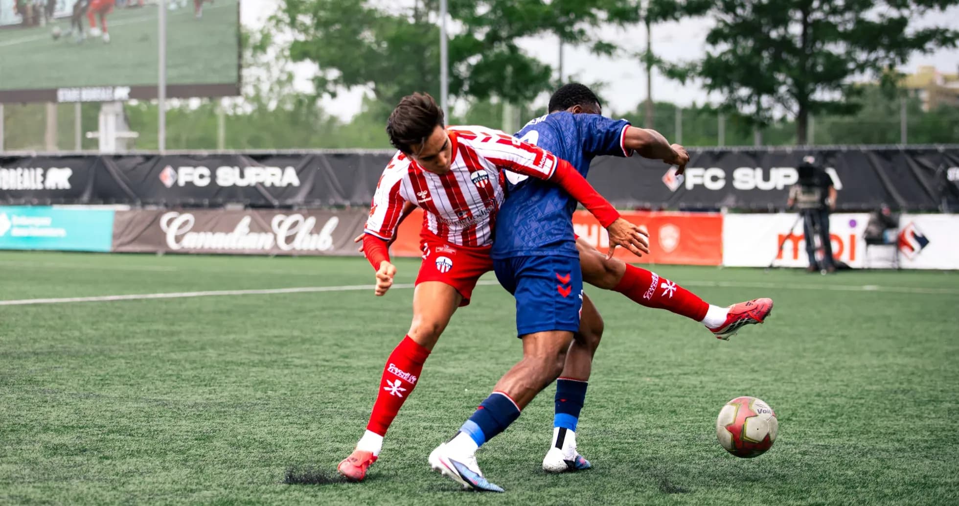 Players battling for the ball during match Players battling for the ball during match