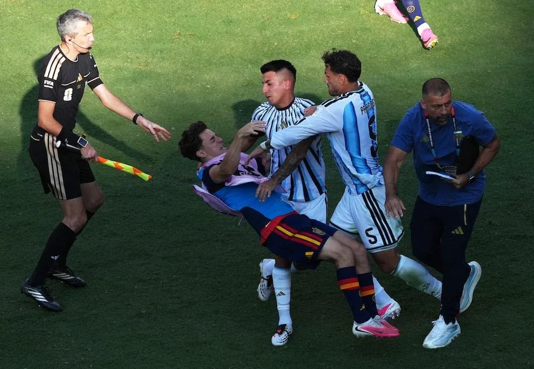 Players from Spain and Argentina in a heated moment Players from Spain and Argentina in a heated moment