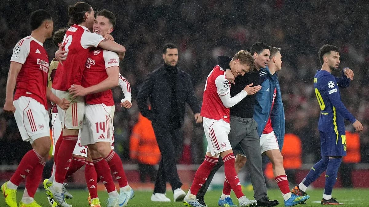 Arsenal players celebrating after match victory Arsenal players celebrating after match victory