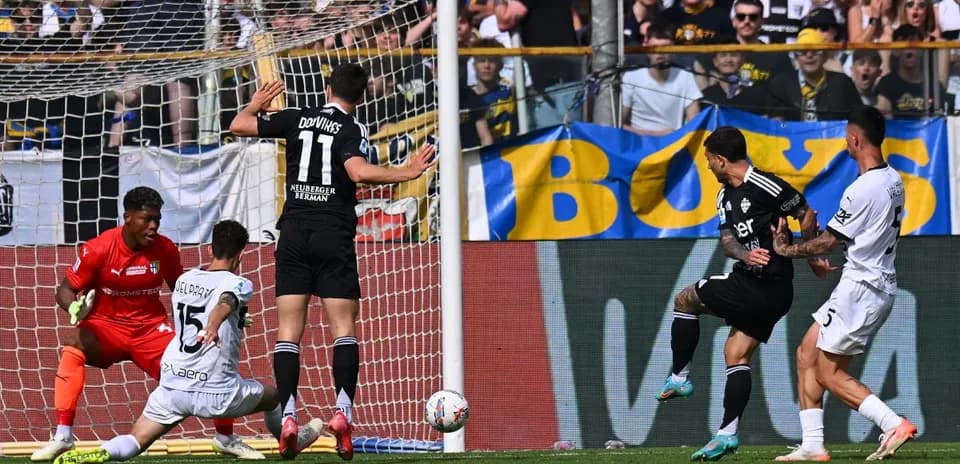 Player shooting on goal during Como vs Parma match Player shooting on goal during Como vs Parma match