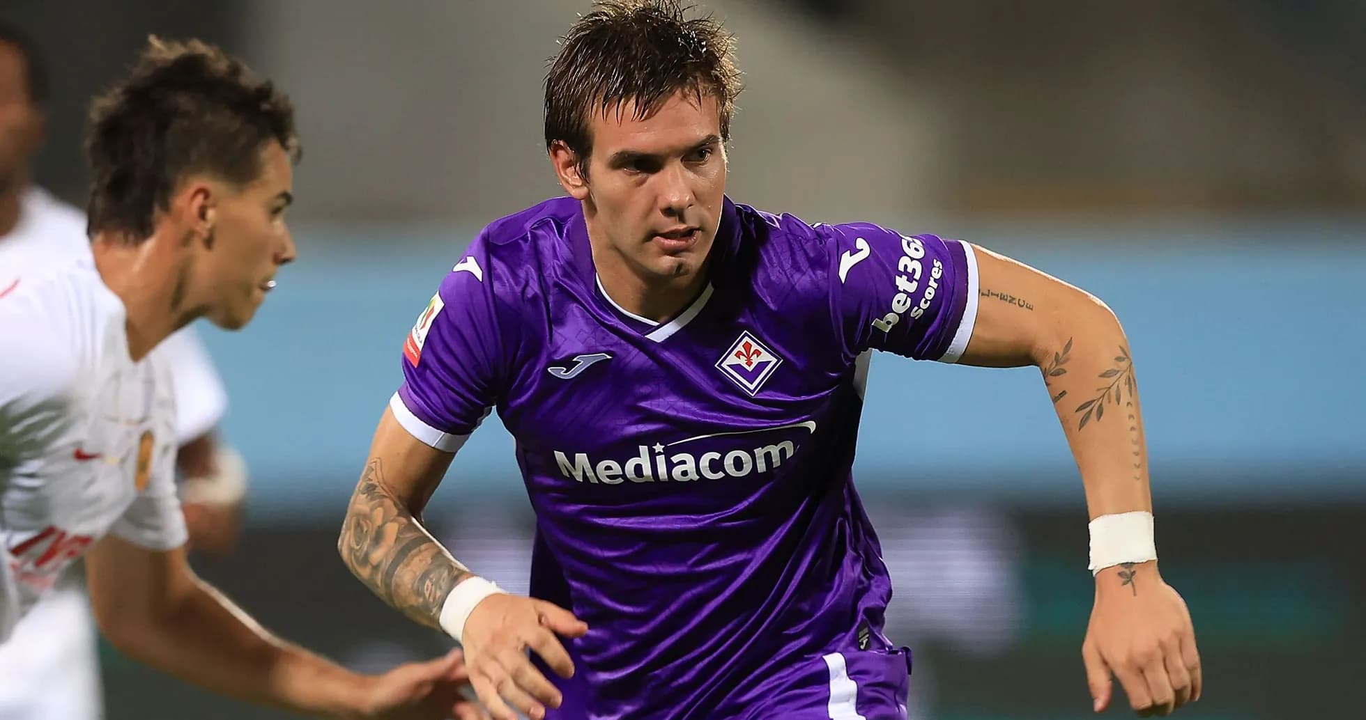 Fiorentina player running with ball during match Fiorentina player running with ball during match