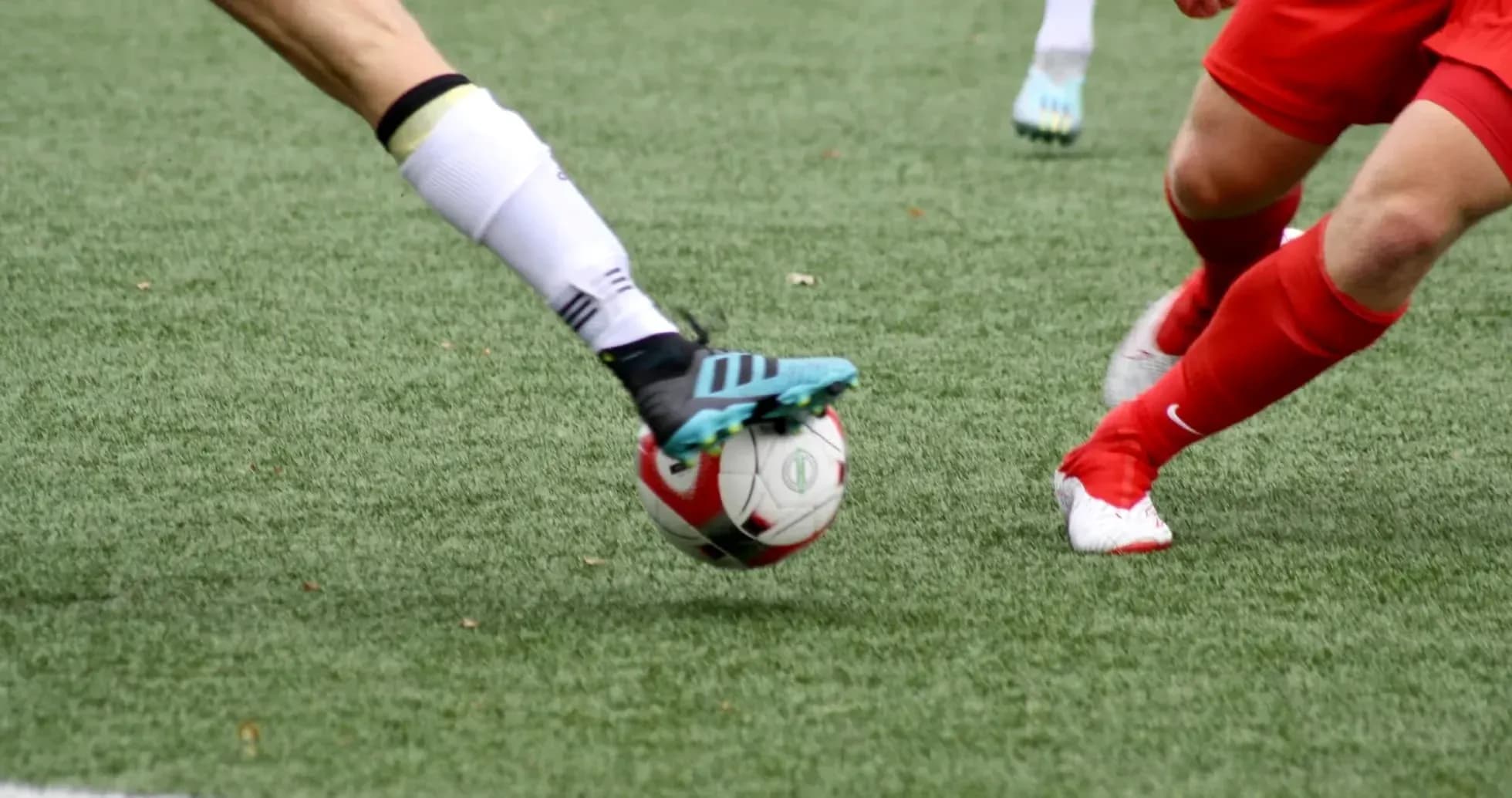 Players competing for the ball in WK-League match Players competing for the ball in WK-League match