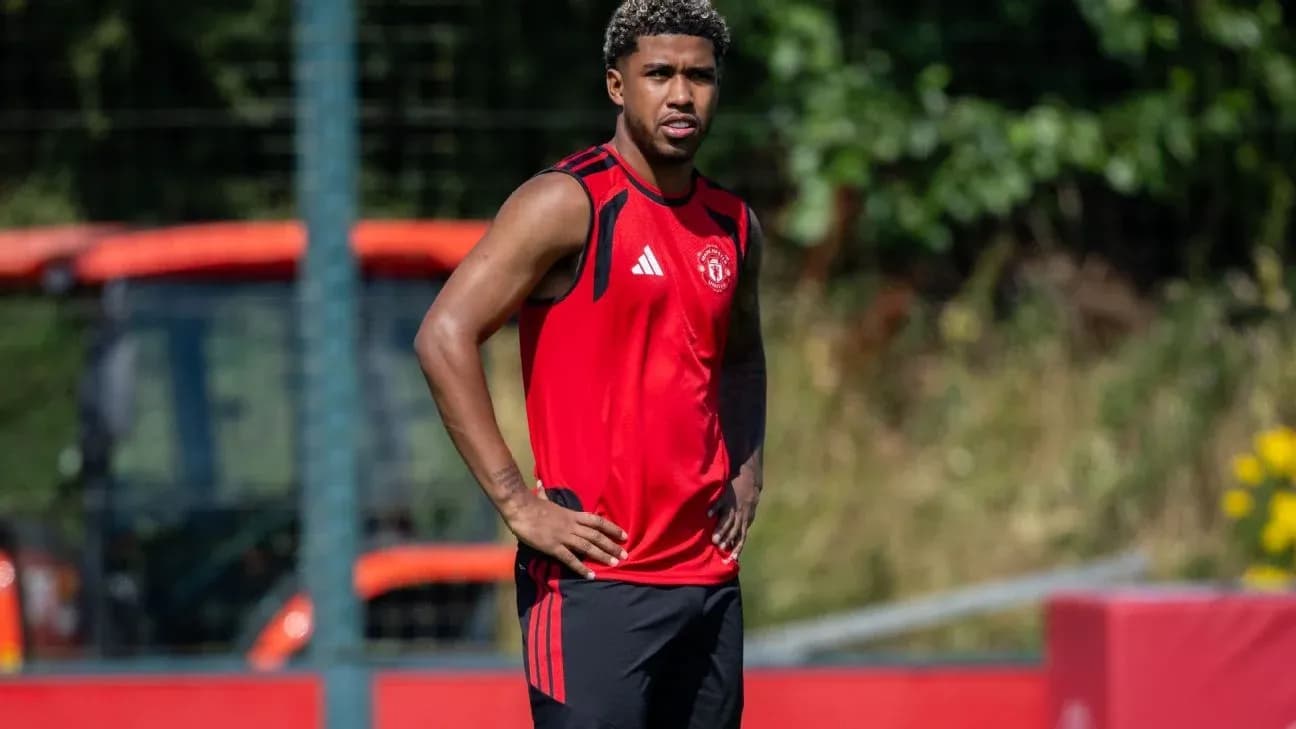 Player training in Manchester United kit at practice Player training in Manchester United kit at practice