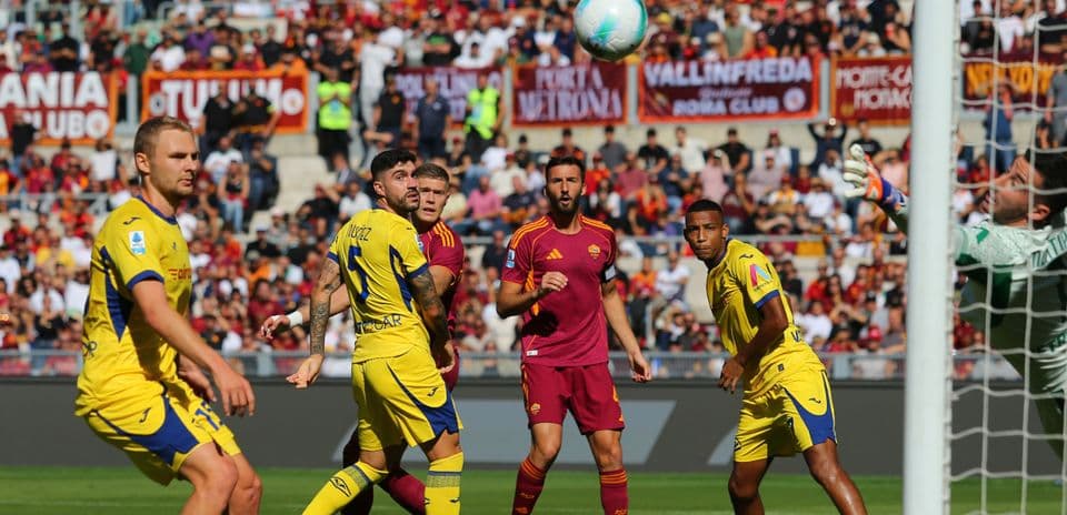 Players from Hellas Verona and AS Roma in action Players from Hellas Verona and AS Roma in action
