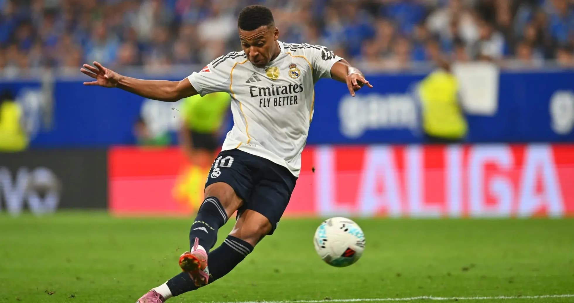Player kicking the ball during La Liga match Player kicking the ball during La Liga match
