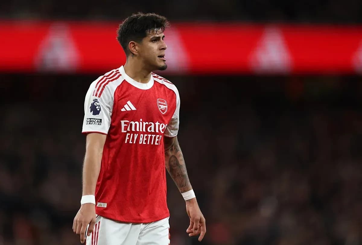 Player in Arsenal kit during match action Player in Arsenal kit during match action