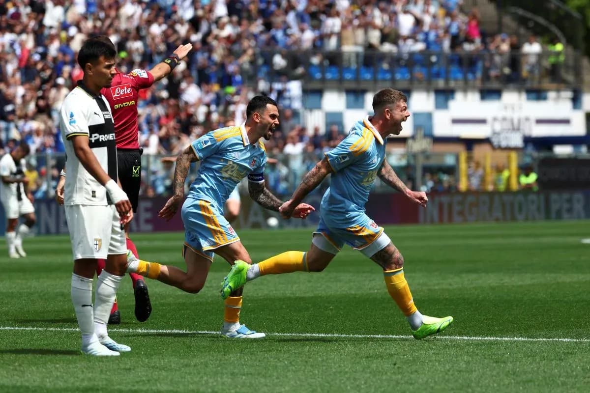 Players celebrating a goal during Como vs Parma match Players celebrating a goal during Como vs Parma match