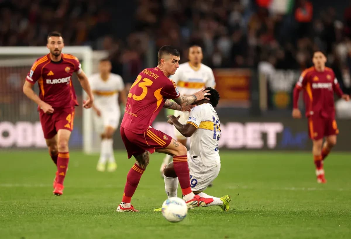 Player tackle during Lecce vs AS Roma match Player tackle during Lecce vs AS Roma match