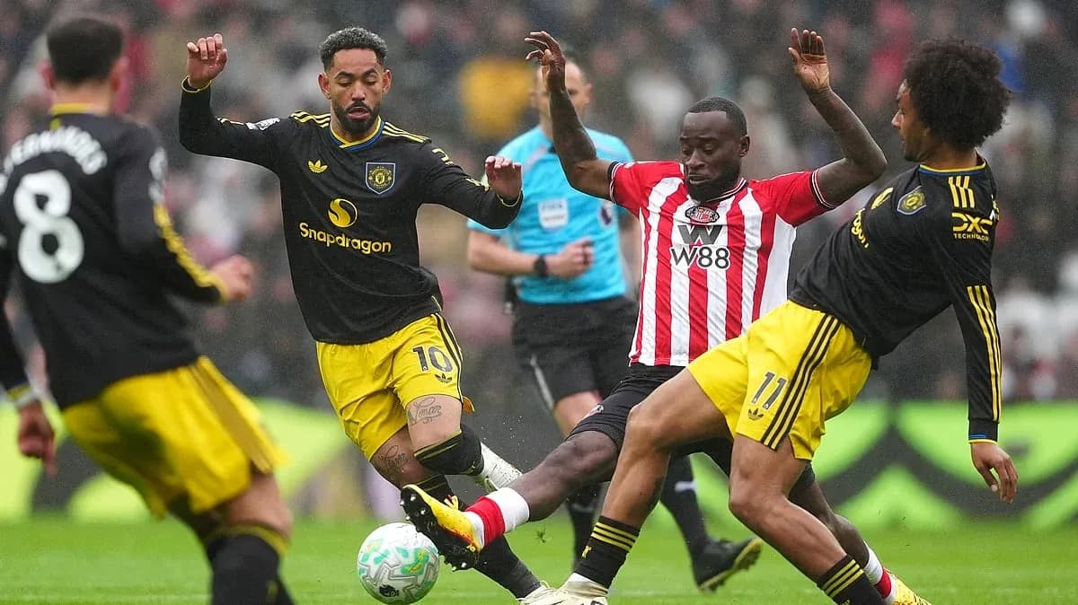 Players contesting the ball during Sunderland match Players contesting the ball during Sunderland match