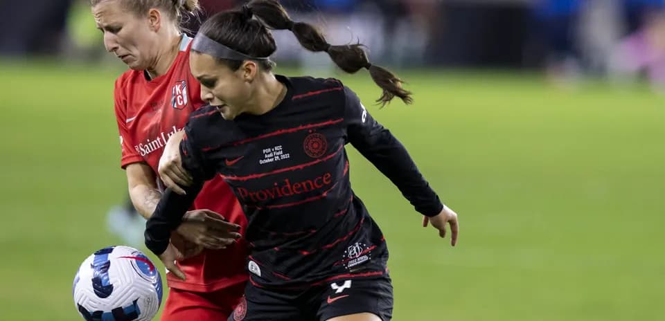 Kansas City player challenges Portland Thorns player Kansas City player challenges Portland Thorns player