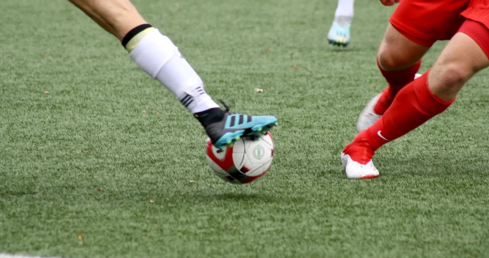 Players competing for the ball in WK-League match Players competing for the ball in WK-League match