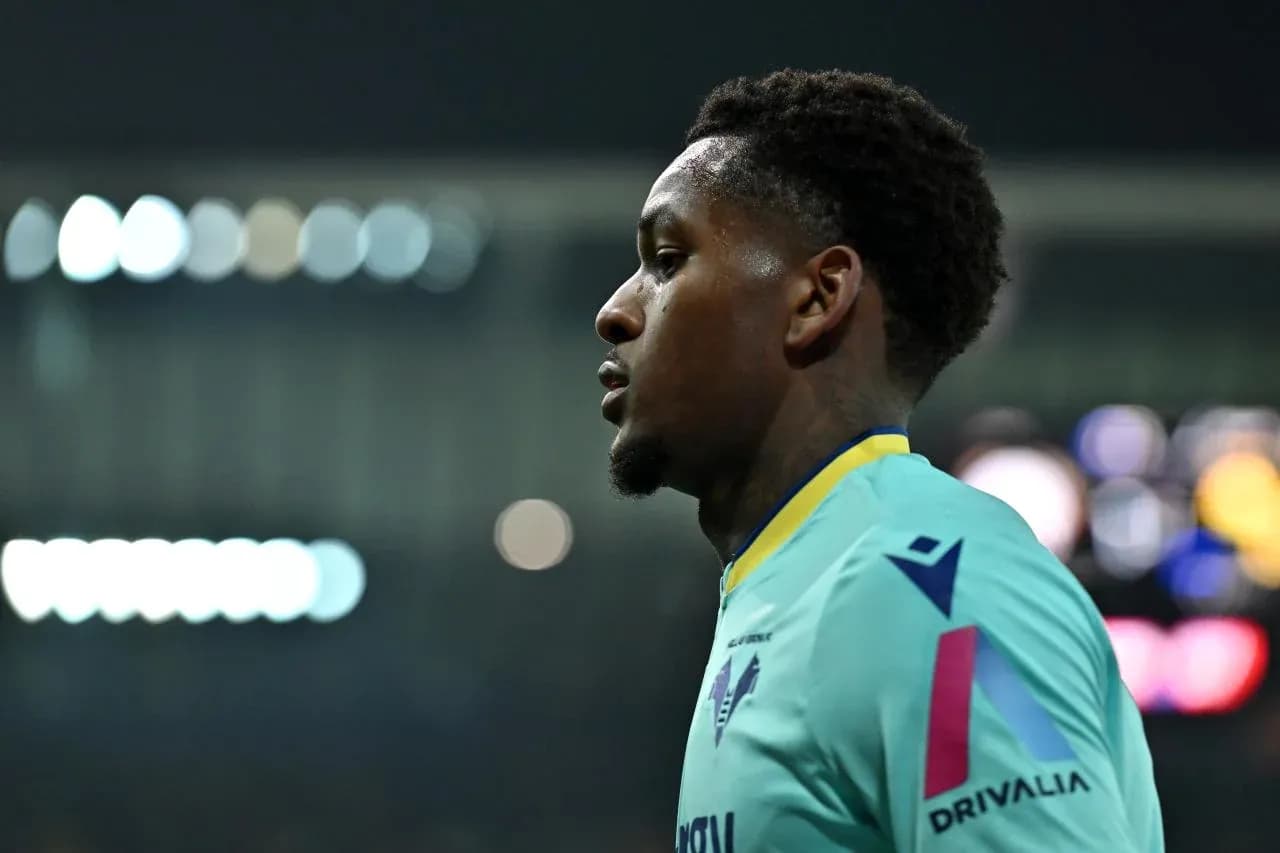Player in a teal jersey during match Player in a teal jersey during match