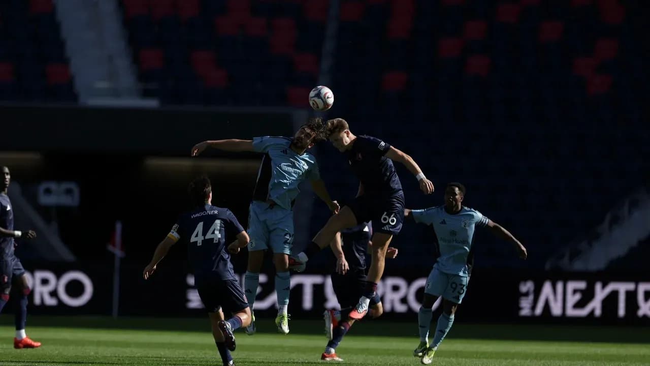 Players competing for the ball during match Players competing for the ball during match