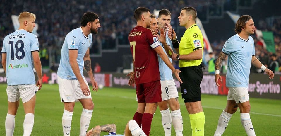 Players arguing with referee during AS Roma vs Lazio Players arguing with referee during AS Roma vs Lazio