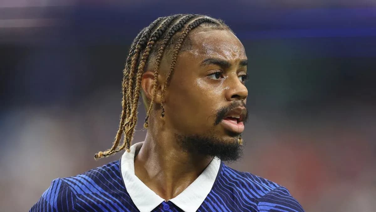 Athlete with braided hair during a match Athlete with braided hair during a match