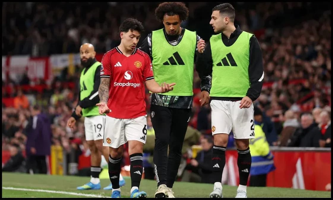 Manchester United players discussing on the sidelines Manchester United players discussing on the sidelines