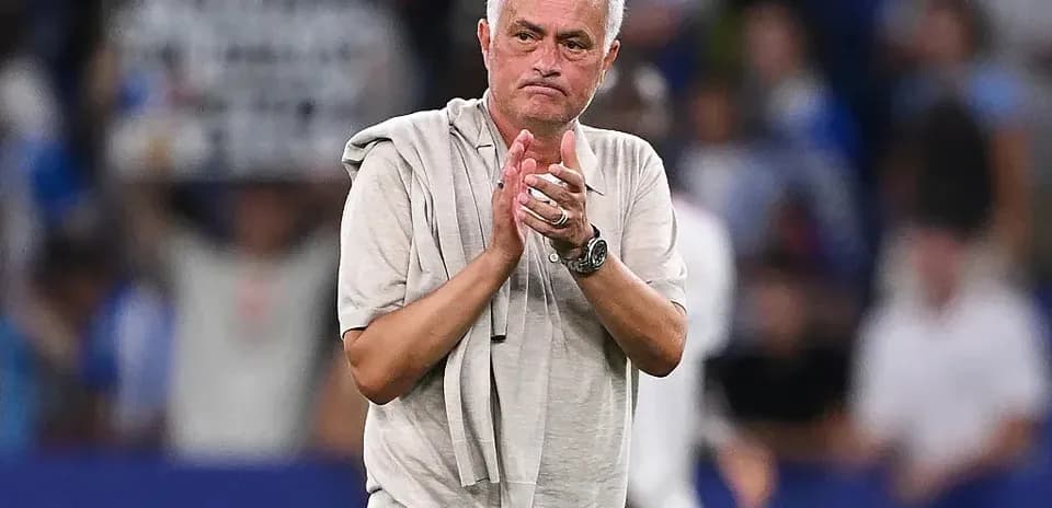 Manager clapping on the sideline during match Manager clapping on the sideline during match