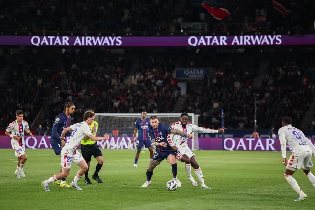 Players contesting the ball during PSG match Players contesting the ball during PSG match