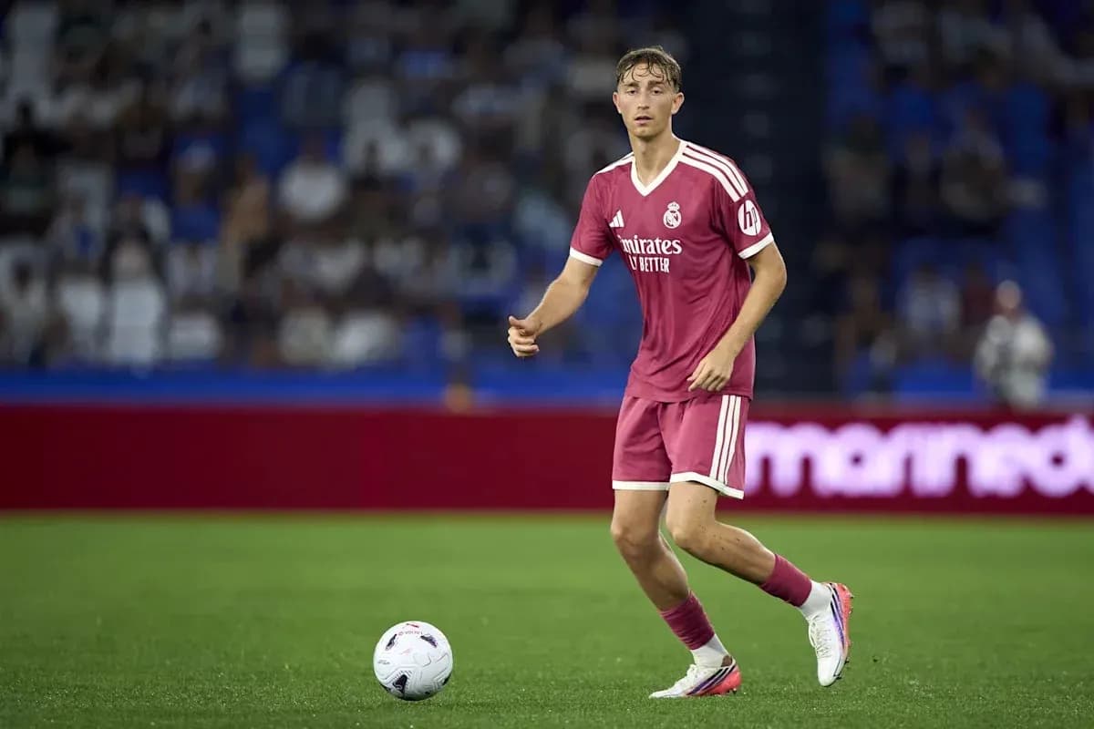 Player in pink kit preparing to pass ball Player in pink kit preparing to pass ball
