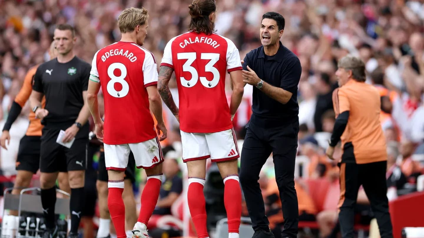 Arsenal players and coach discussing during match Arsenal players and coach discussing during match