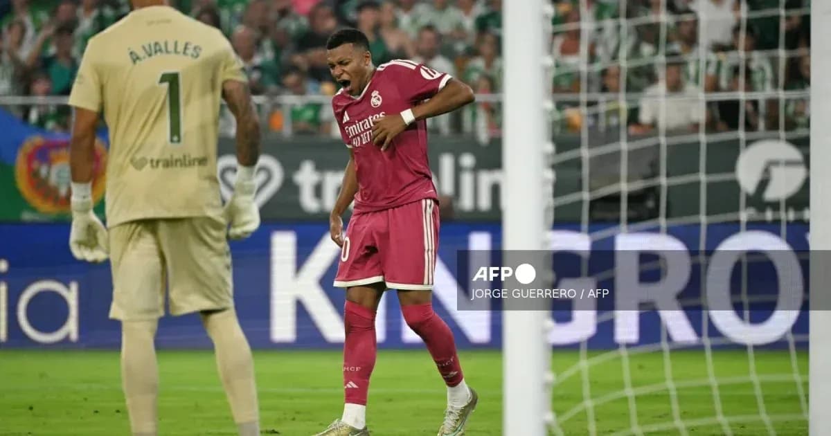 Player in pink jersey reacting during match action Player in pink jersey reacting during match action