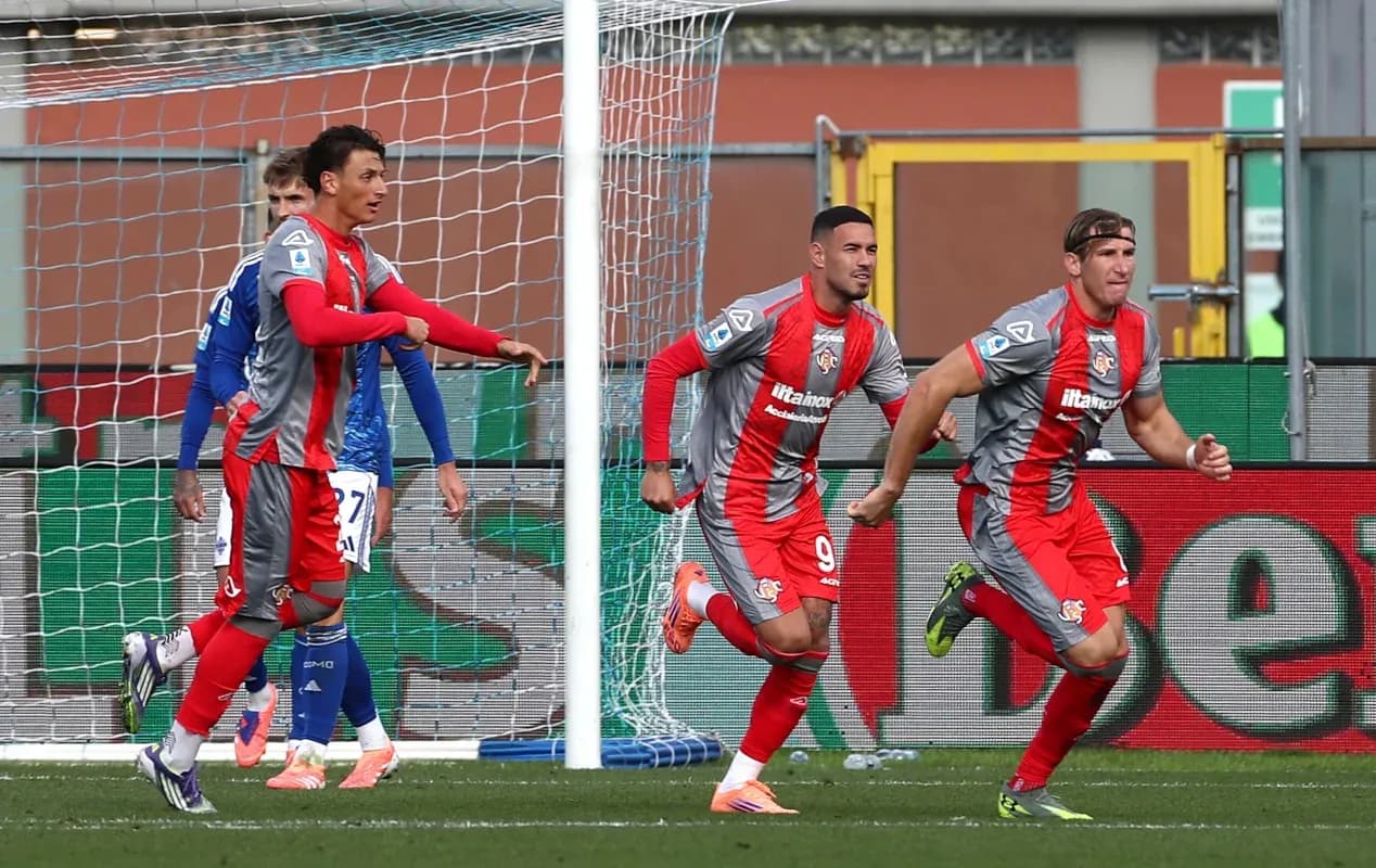 Cremonese players celebrating a goal against Como Cremonese players celebrating a goal against Como