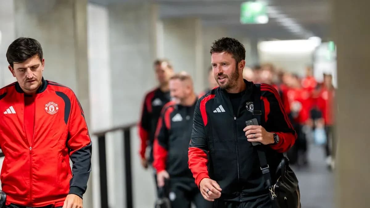 Manchester United players walking through a hallway Manchester United players walking through a hallway
