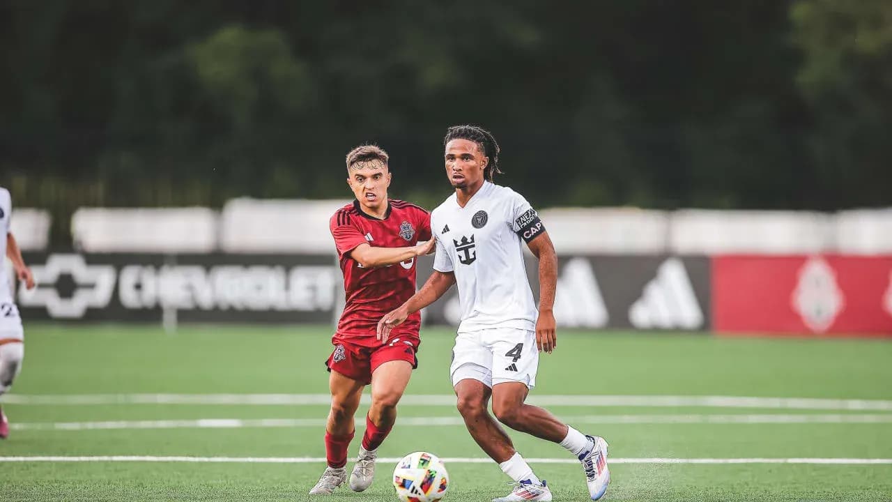 Inter Miami II player dribbling against Toronto II Inter Miami II player dribbling against Toronto II