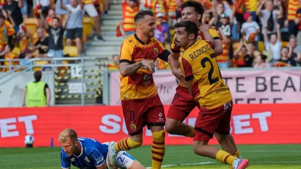 Jagiellonia players celebrating during match Jagiellonia players celebrating during match